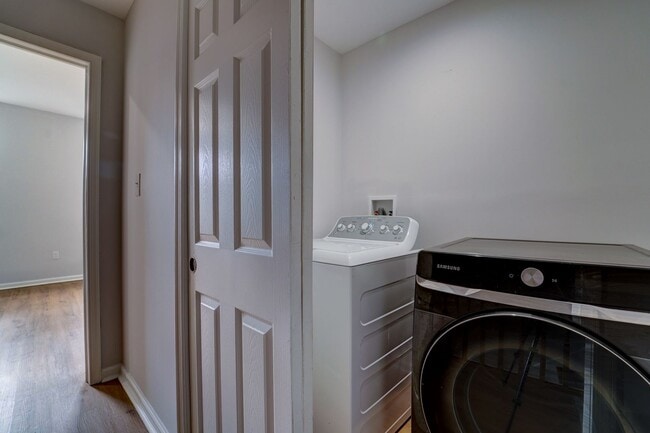 Building Photo - Beautifully Updated Townhome in Prime Location – Move-In Ready!