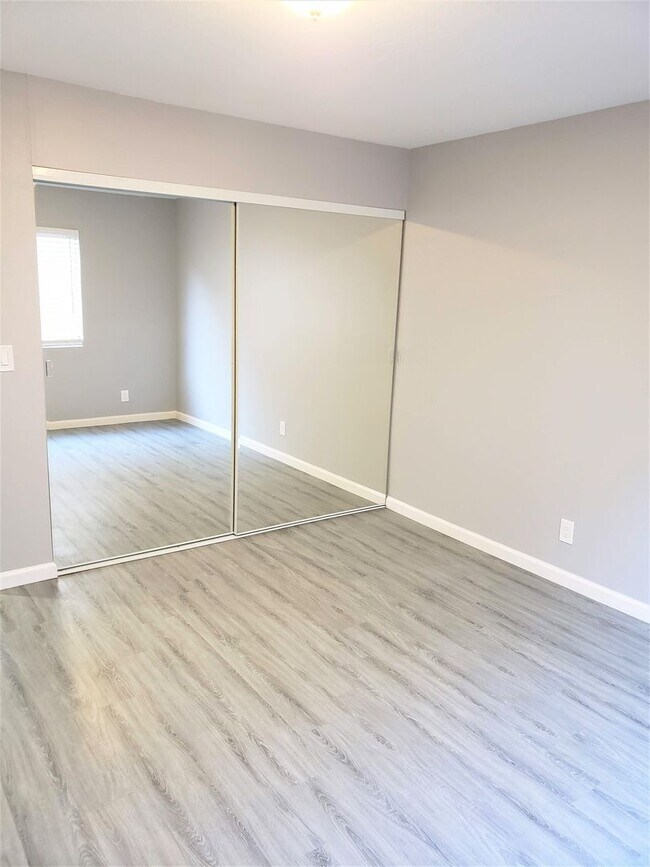 Building Photo - LB2506