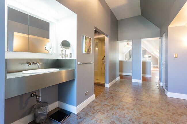 Building Photo - 1530 N Throop St