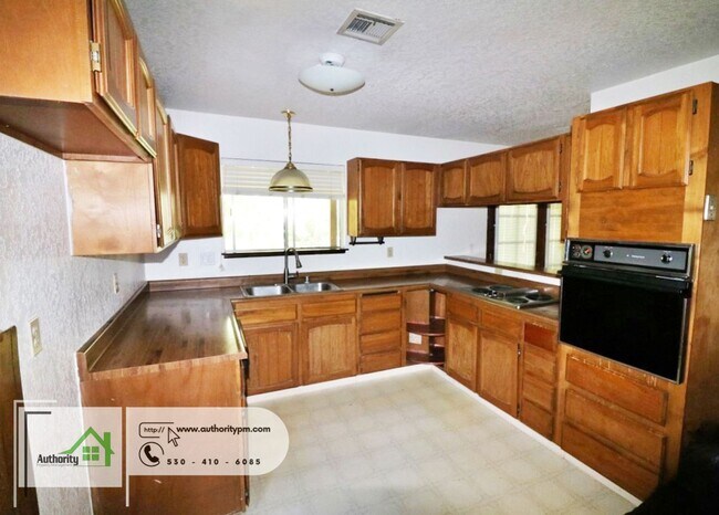 Building Photo - 3688 Cal Ore Dr