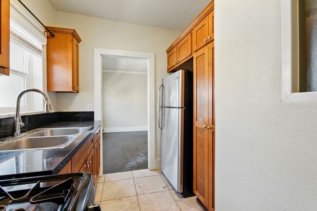 Building Photo - Remodeled Condo blocks form Beach & Downto...
