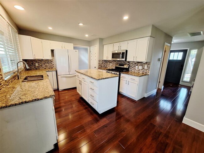 Building Photo - 8513 Portage Cove