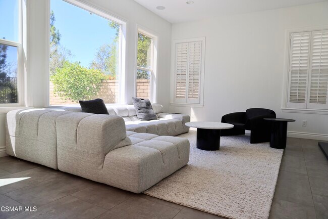 Building Photo - 6072 Mandeville Pl