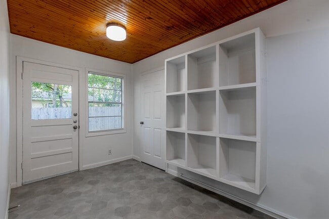 Building Photo - 5515 Roosevelt Ave