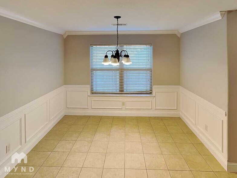 Building Photo - 102 NE Larkspur Ln