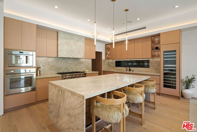 Building Photo - 1130 N Poinsettia Pl