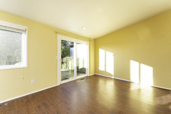 Building Photo - 3 bedroom in Bellevue WA 98006