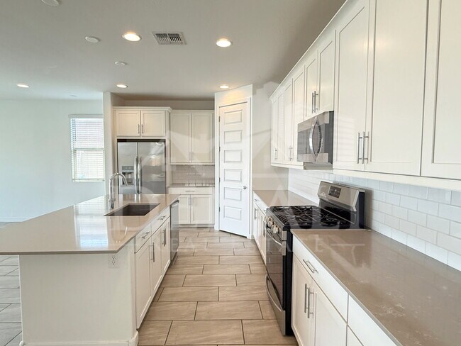 Building Photo - 1636 W Estes Way