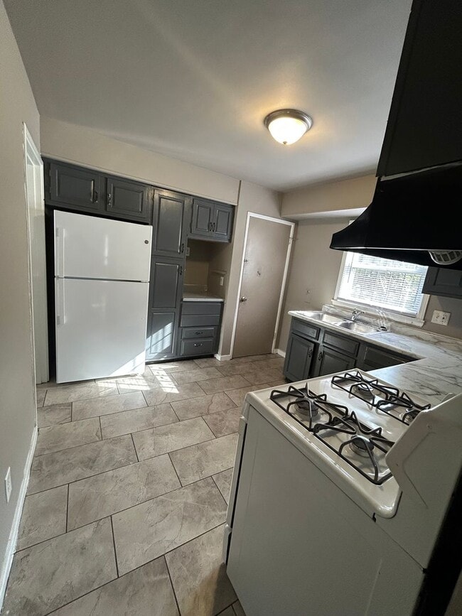 Building Photo - COZY HOME LOCATED CLOSE TO EVERYTHING!