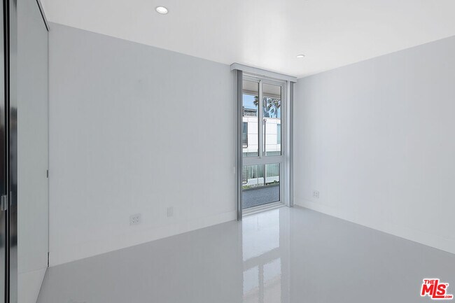 Building Photo - 2419 Ocean Front Walk