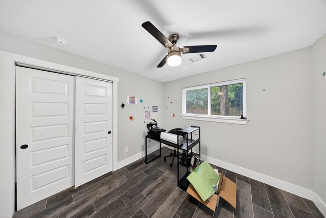 Building Photo - 6215 Great Oaks Dr