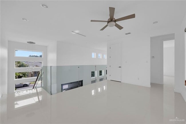 Building Photo - 18 Redbud Ave W