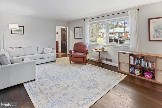 Building Photo - 10 Boulder Brook Dr