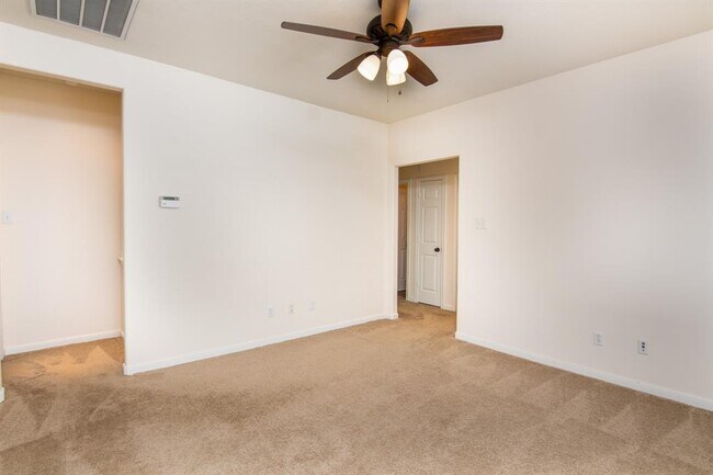 Building Photo - 147 Ledgestone Pl