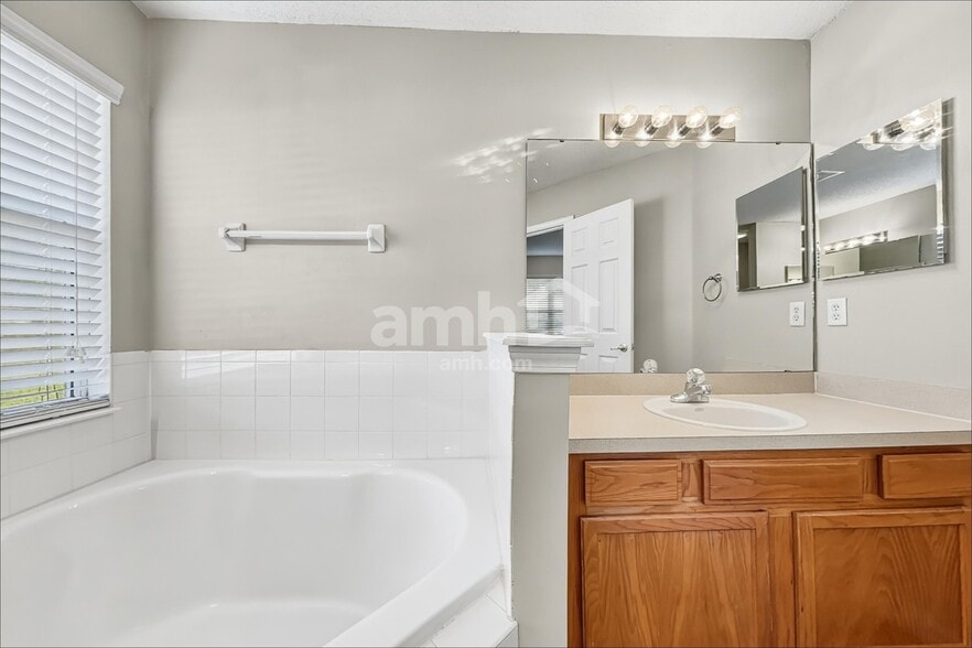 Building Photo - 11134 Lauren Oak Ln