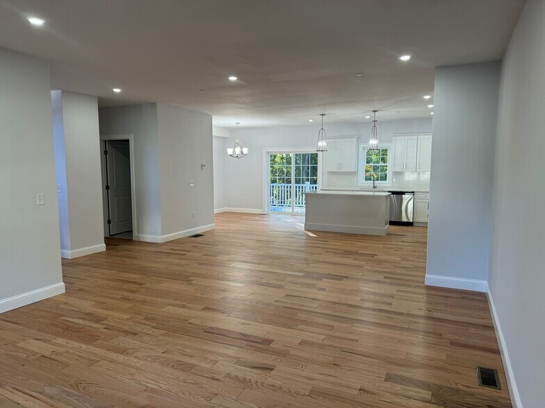 Building Photo - 8 Elton St