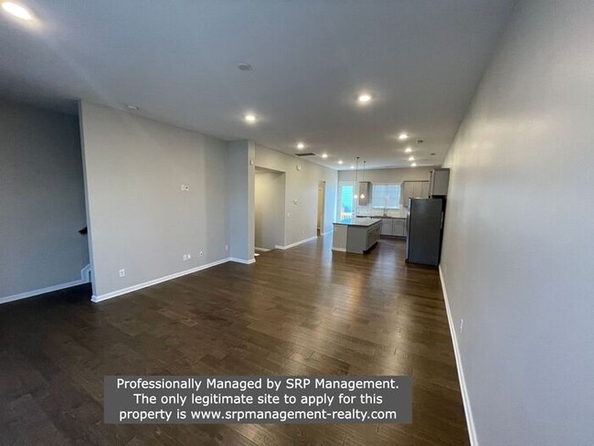 Building Photo - Three Bedroom Townhouse next to Light Rail...