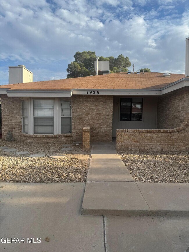 Building Photo - 1926 Estrada Dr