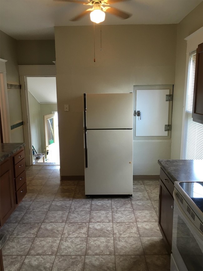 Building Photo - 1044 College St N