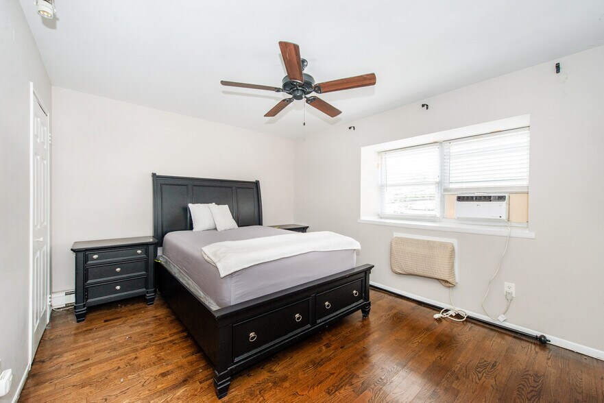 Building Photo - 25 River Rd