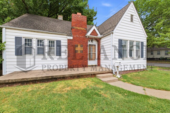 Building Photo - 703 S Grove Dr