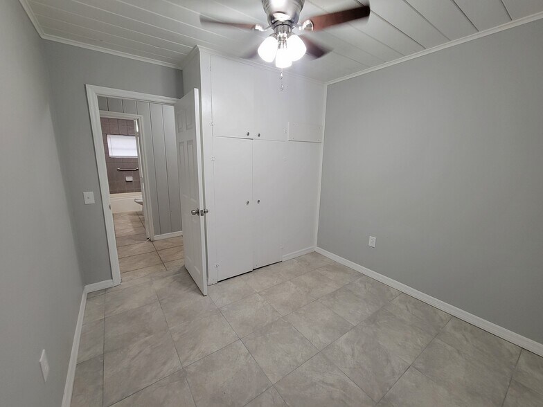 Building Photo - 4896 35th Ave