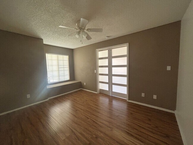 Building Photo - Reduced...Apply Now!