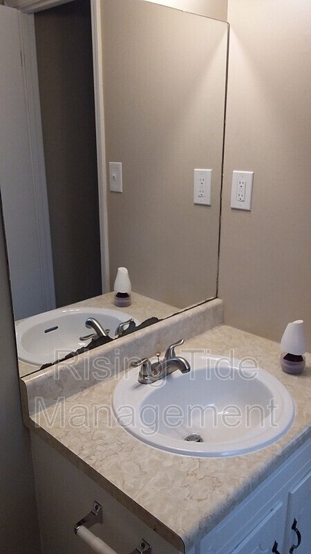 Building Photo - 436 10th Ct