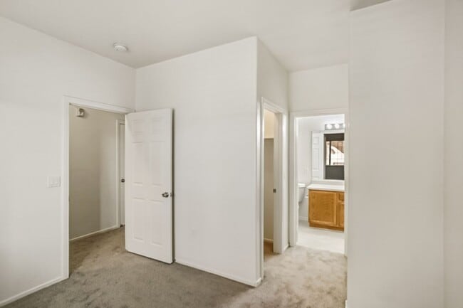 Building Photo - 4 Bed and 4 Bath Townhome In Gated North Las Vegas Community