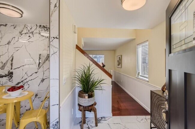 Building Photo - Beautiful single-family home. Available soon!!