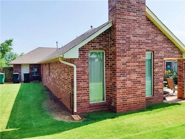 Building Photo - Spacious Home - Storm Shelter - Edmond Sch...