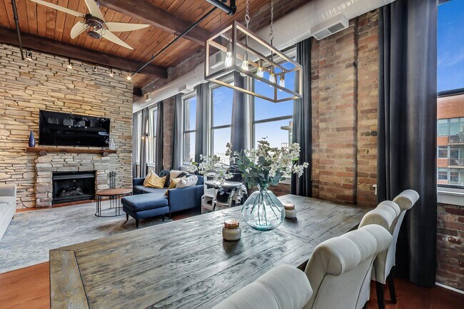 Building Photo - 913 W Van Buren St