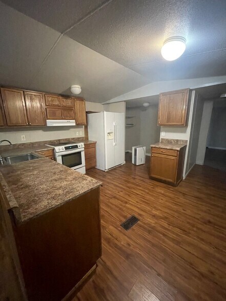 Building Photo - 574 Peach Orchard Rd