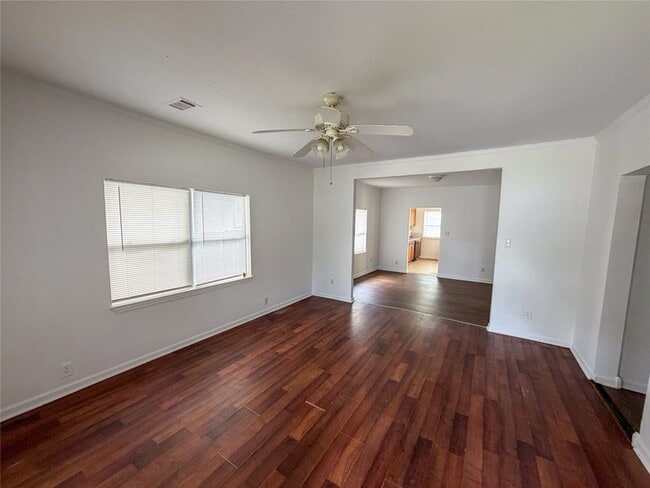 Building Photo - 114 E Hull St