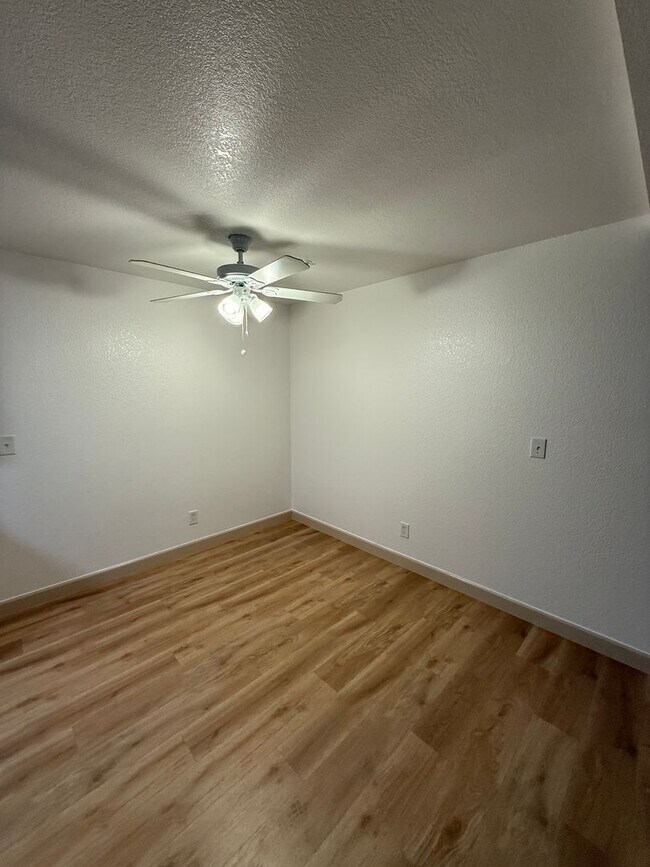 Building Photo - Gated Community with easy west bound 80 access