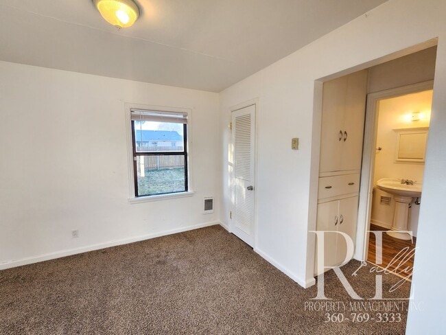 Building Photo - Cozy 1BR Duplex in Manette with Garage & Water Views