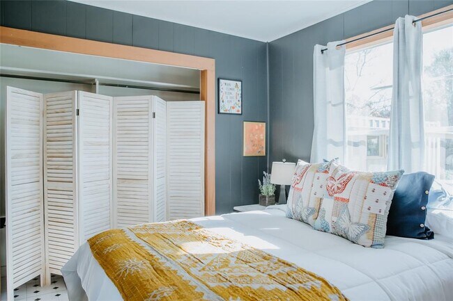 Building Photo - 604 W Pecan Dr