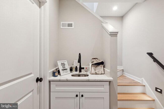 Building Photo - 1510 N Hollywood St