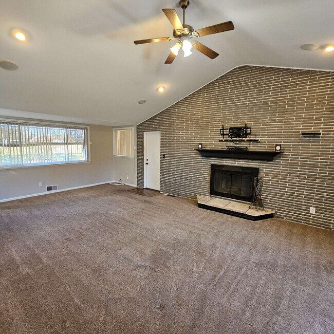 Building Photo - 3 Bedroom, 1.5 Bath Brick Ranch with Attached 2.5 Car Garage. Huge Great Room and Living Room. Bi...