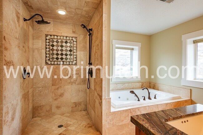 Building Photo - 105 Young Oak Rd