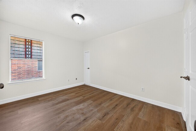 Building Photo - 15307 Flemington Ave