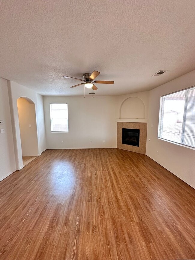 Building Photo - Stunning 2 story 2575 sq ft home- New Carpet