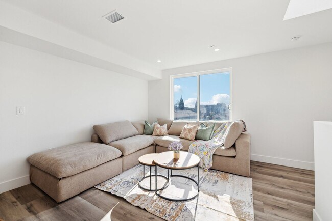 Building Photo - 1348 W 37th Pl
