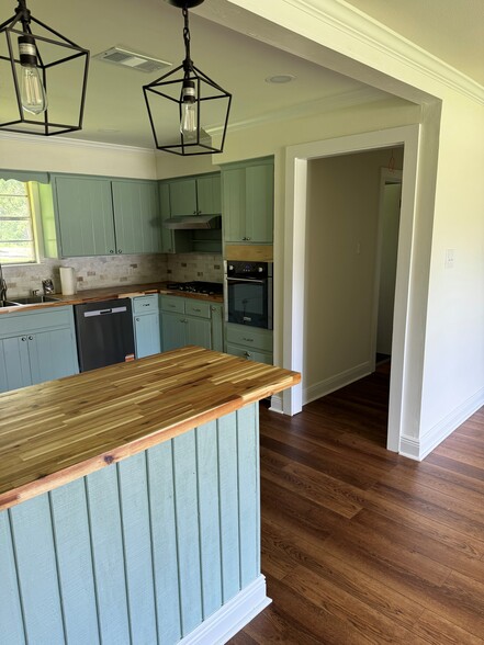 Kitchen - 14747 S Harrells Ferry Rd