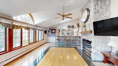 Building Photo - 654 Main St