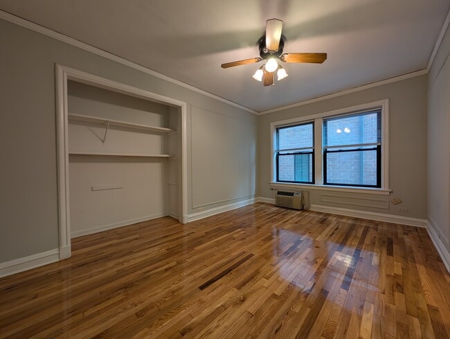 Building Photo - 832 W Wolfram St