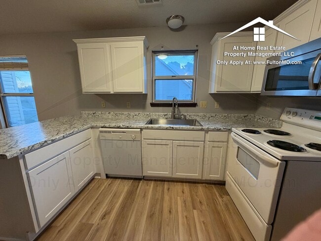 Building Photo - 2711 Mayflower Dr