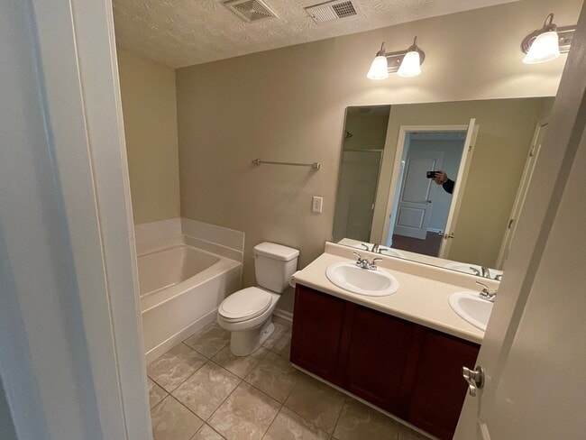Building Photo - 4 bedrm, 3 bath, garage, pool, tennis cour...