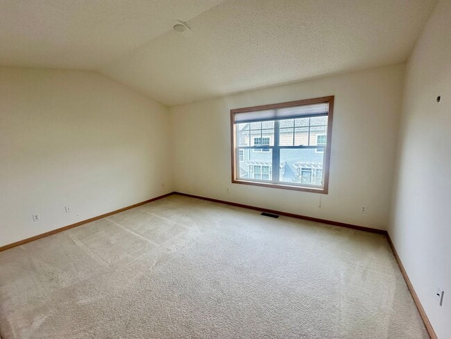 Building Photo - Gorgeous X-Large 4 Bedroom Townhome in Map...