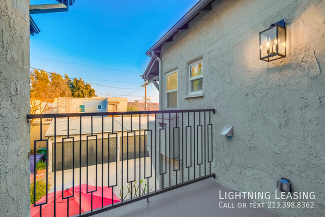 Building Photo - Stunningly Remodeled 3-Bed, 2-Bath Duplex ...